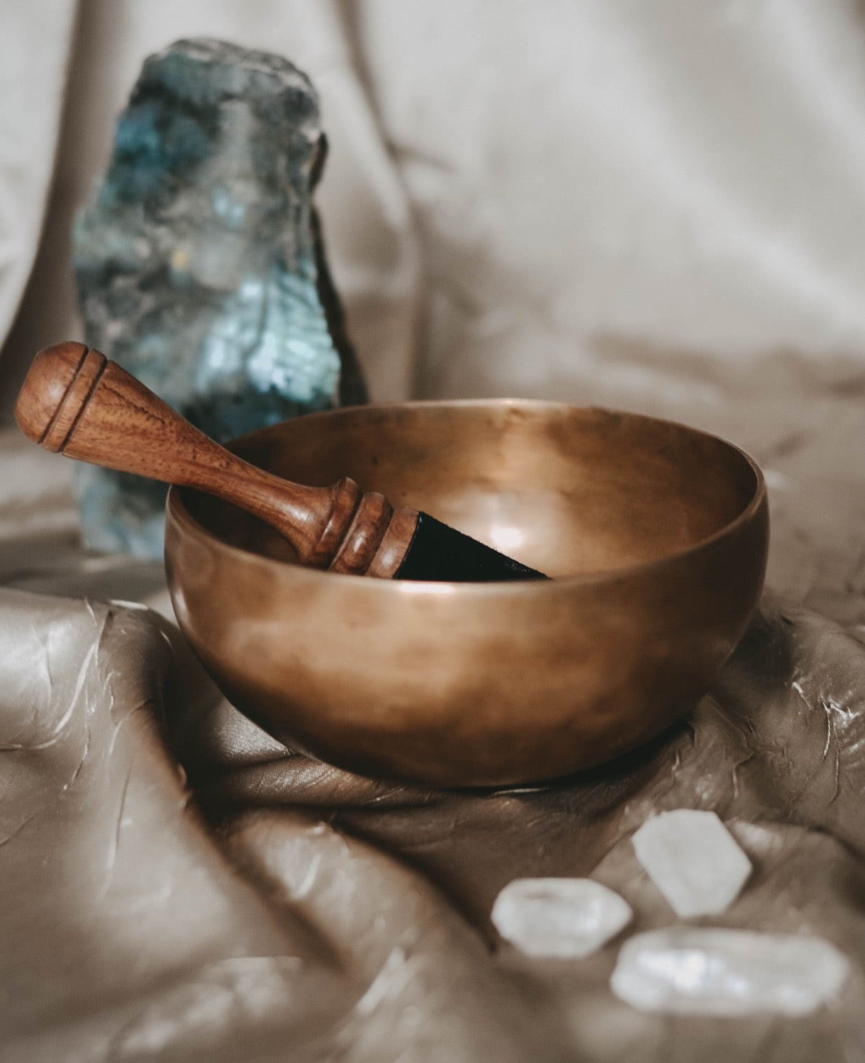 Harmonizing Vibrations: A Comprehensive Guide to Cleansing Crystals with Silent Mind Singing Bowls