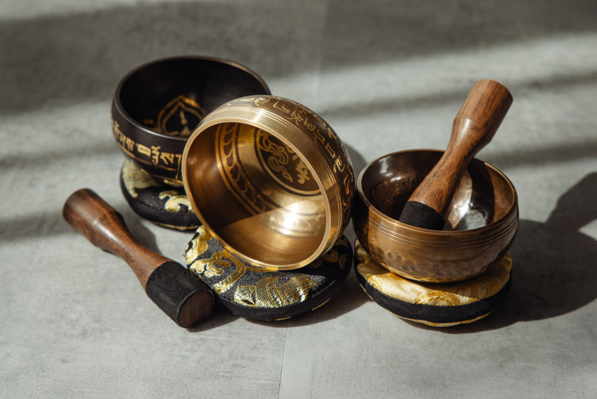 A singing bowl set on a warm home table with simple size guidance